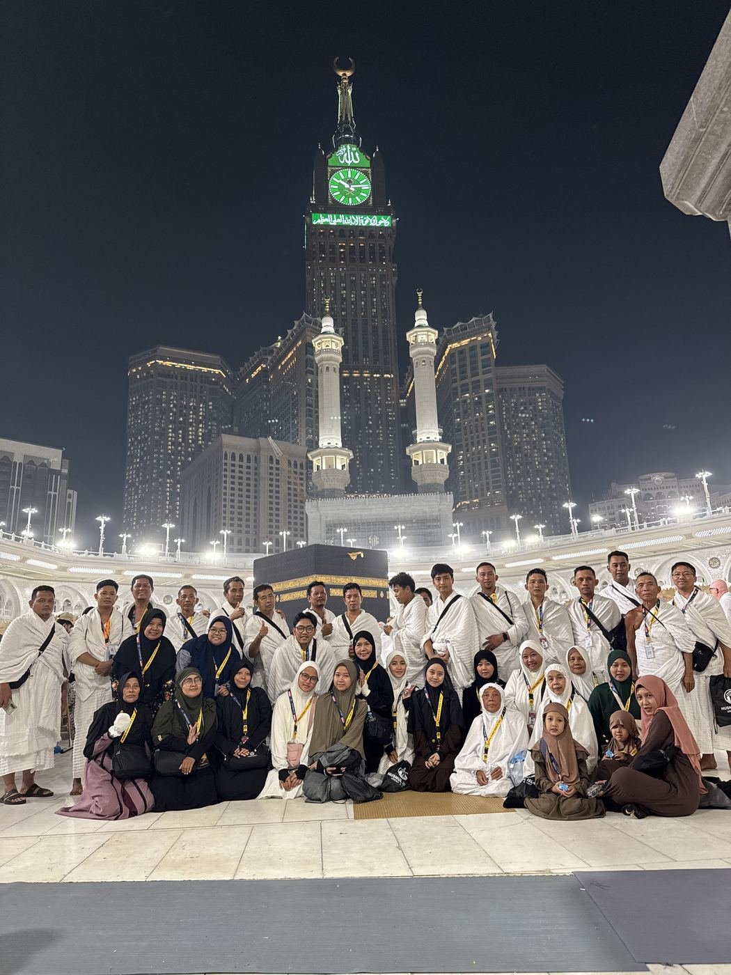 Rombongan jamaah umrah Husnul Islam berfoto di pelataran Ka'bah pada malam hari