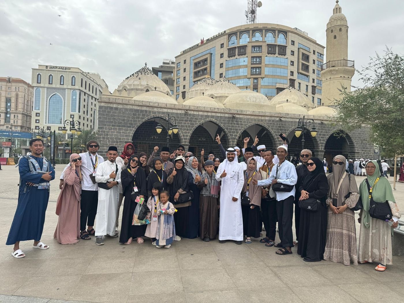 Rombongan jamaah Husnul Islam bersama pemandu di depan masjid berkubah putih di Madinah